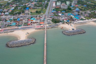 Nakhon Si Thammarat Denizi 'nin havadan görünüşü, yaz mevsiminde Tayland plajı, seyahat için mavi gökyüzü olan şehir. Chon buri silueti.