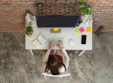 Asyalı iş kadınının üst düzey görüntüsü, evden çalışan kişi, bilgisayarlı bir klavye ile teknoloji ağı ve cihaz konseptinde konferans görüşmesi yapıyor. Yaşam biçimi