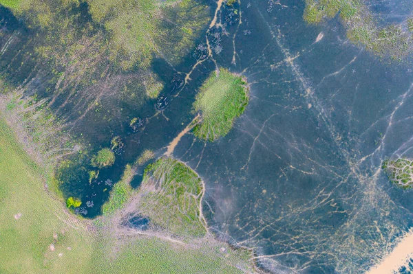 Tayland 'da Phang Nga Körfezi' ndeki bataklık ya da lagünün havadan görünüşü, göl, deniz ya da nehir ulusal park ve dağ veya tepe. Doğal manzara arka planı.