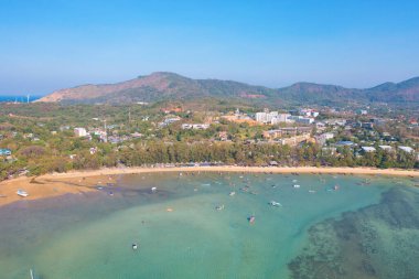 Yazın Tayland 'ın Phuket plajındaki mavi turkuaz deniz suyu, dağ tepeleri ve Andaman Denizi' yle birlikte tropik yeşil orman ağaçlarıyla dolu teknelerin hava manzarası. Doğa manzarası.