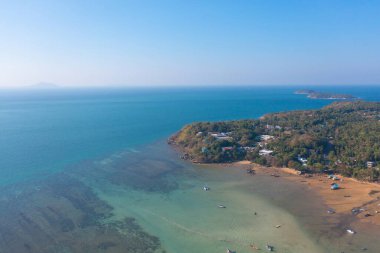 Yazın Tayland 'ın Phuket plajındaki mavi turkuaz deniz suyu, dağ tepeleri ve Andaman Denizi' yle birlikte tropik yeşil orman ağaçlarıyla dolu teknelerin hava manzarası. Doğa manzarası.