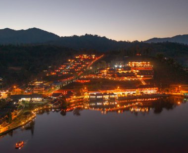 Ban Rak Thai köyünün hava manzarası, geceleri Çin oteli, Mae Hong Son, Tayland. Seyahat ve tatilde doğa manzarası.