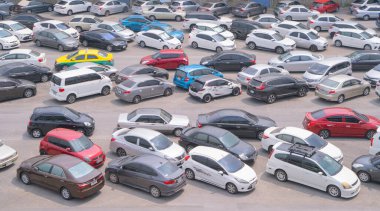 Şehir merkezindeki alışveriş merkezlerinde işlek arabalar şirket otoparkları. Ulaşım konseptinde tam uzay tasarım alanı. Bangkok, Tayland 'da trafik sıkışıklığı. Desen arkaplanı.