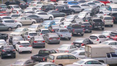 Şehir merkezindeki alışveriş merkezlerinde işlek arabalar şirket otoparkları. Ulaşım konseptinde tam uzay tasarım alanı. Bangkok, Tayland 'da trafik sıkışıklığı. Desen arkaplanı.