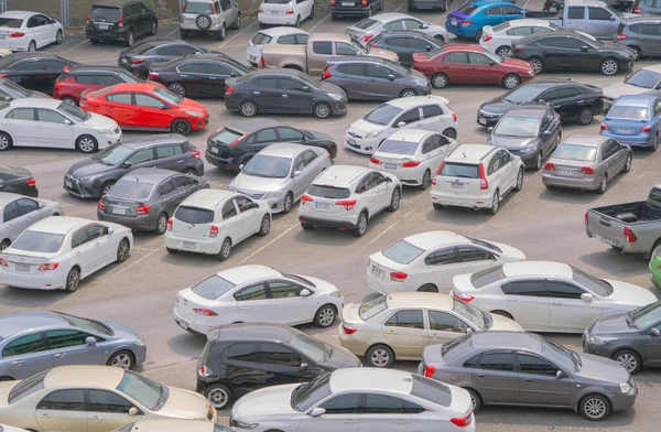 Şehir merkezindeki alışveriş merkezlerinde işlek arabalar şirket otoparkları. Ulaşım konseptinde tam uzay tasarım alanı. Bangkok, Tayland 'da trafik sıkışıklığı. Desen arkaplanı.