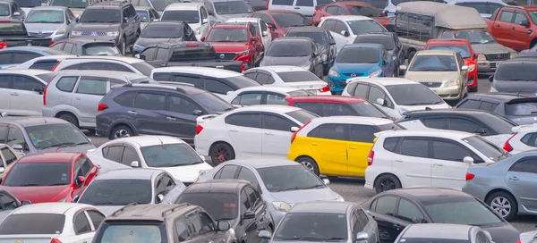 Şehir merkezindeki alışveriş merkezlerinde işlek arabalar şirket otoparkları. Ulaşım konseptinde tam uzay tasarım alanı. Bangkok, Tayland 'da trafik sıkışıklığı. Desen arkaplanı.