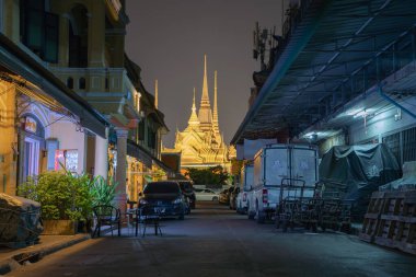 Wat Phra Chetuphon ya da Wat Pho, Tayland 'ın Bangkok şehrinde gece aydınlanan bir Budist tapınağı. Tayland mimari binaları seyahat gezisi ve tatil konsepti.