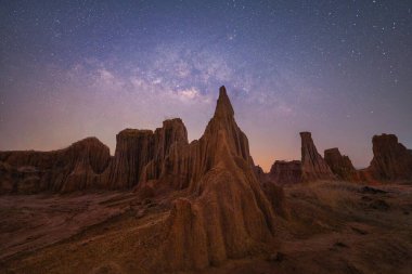 Samanyolu ile Lalu ve geceleri yıldızlar, Srakaew, Tayland. Kuru kaya resifi. Doğa manzarası. Tayland 'ın Büyük Kanyonu. Tatilde seyahat etmek için turistik mekan.