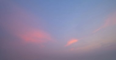 Gün batımı gökyüzü. Soyut doğa geçmişi. Alacakaranlık vakti turuncu renkli bulutlarla dramatik mavi.