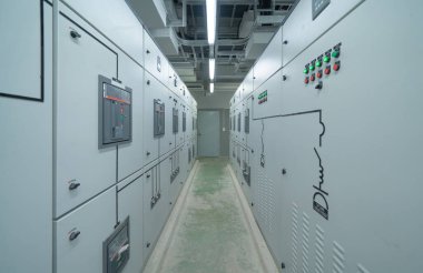 Elektrik odasının içi. Güç motorlu makine dolapları kontrol ya da sunucu odasında, ana operatör istasyonu ağında ve fabrika imalat sistemindeki devre merkezinde. jeneratör