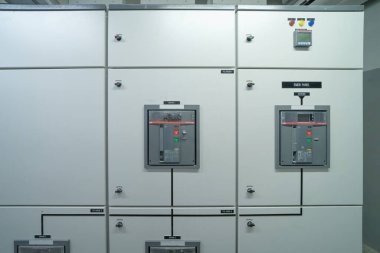 Elektrik odasının içi. Güç motorlu makine dolapları kontrol ya da sunucu odasında, ana operatör istasyonu ağında ve fabrika imalat sistemindeki devre merkezinde. jeneratör