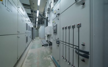 Elektrik odasının içi. Güç motorlu makine dolapları kontrol ya da sunucu odasında, ana operatör istasyonu ağında ve fabrika imalat sistemindeki devre merkezinde. jeneratör