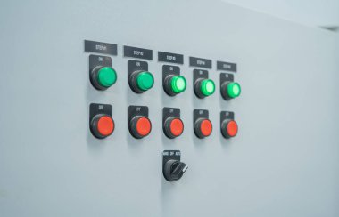 Sanayi fabrikasındaki endüstriyel elektrik santralini kapatın. Şalter Operasyon Kontrol İstasyonu Fabrika Üretim Sistemi. jeneratör