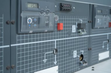Sanayi fabrikasındaki endüstriyel elektrik santralini kapatın. Şalter Operasyon Kontrol İstasyonu Fabrika Üretim Sistemi. jeneratör