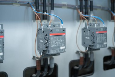 Sanayi fabrikasındaki endüstriyel elektrik santralini kapatın. Şalter Operasyon Kontrol İstasyonu Fabrika Üretim Sistemi. jeneratör