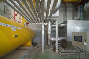 Sanayi fabrikasının içinde. Soğutma kulesi ya da soğutma kulesi. Sistem çalışma makinesi. Yoğunlaştırıcı Su Kaynakları ve geri dönüş hatları. Havalandırma kompresörü. Atölyede su sistemi.