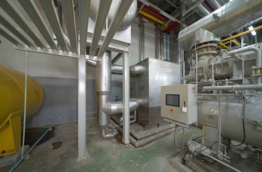 Sanayi fabrikasının içinde. Soğutma kulesi ya da soğutma kulesi. Sistem çalışma makinesi. Yoğunlaştırıcı Su Kaynakları ve geri dönüş hatları. Havalandırma kompresörü. Atölyede su sistemi.