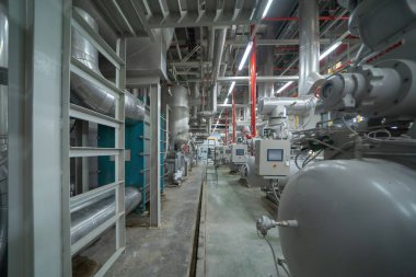 Sanayi fabrikasının içinde. Soğutma kulesi ya da soğutma kulesi. Sistem çalışma makinesi. Yoğunlaştırıcı Su Kaynakları ve geri dönüş hatları. Havalandırma kompresörü. Atölyede su sistemi.