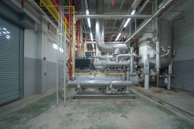 Sanayi fabrikasının içinde. Soğutma kulesi ya da soğutma kulesi. Sistem çalışma makinesi. Yoğunlaştırıcı Su Kaynakları ve geri dönüş hatları. Havalandırma kompresörü. Atölyede su sistemi.