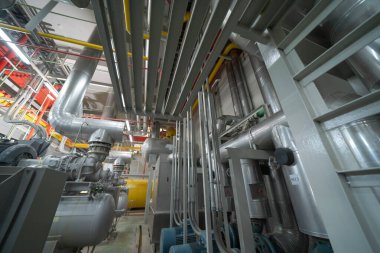 Sanayi fabrikasının tavanı. Soğutma kulesi ya da soğutma kulesi. Sistem çalışma makinesi. Yoğunlaştırıcı Su Kaynakları ve geri dönüş hatları. Havalandırma kompresörü. Atölyede su sistemi.