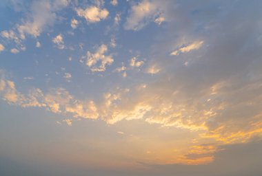 Gün batımı gökyüzü. Soyut doğa geçmişi. Alacakaranlık vakti turuncu renkli bulutlarla dramatik mavi.