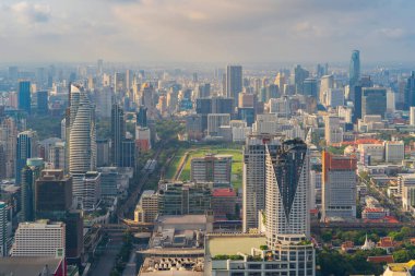 Tayland 'ın başkenti Skyline' ın havadan görüntüsü. Finansal bölge ve Asya 'nın akıllı kentsel kentindeki iş merkezleri. Gün batımında gökdelen ve yüksek binalar.
