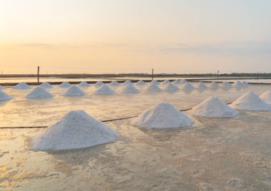 Denizli bir yığın çiğ deniz tuzu. Çiftlik arazisi. Tayland 'da geleneksel tuz endüstrisinde doğa malzemesi. Asya kültürü. Tarım.