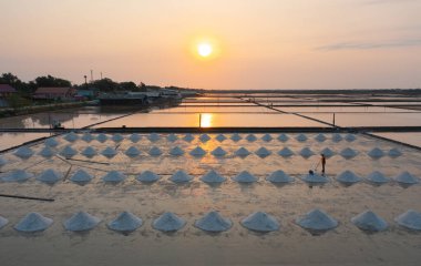 Çiftçilerin denizle birlikte deniz tuzu yığınları yapmalarını gösteren hava manzarası. Çiftlik arazisi. Tayland 'da geleneksel tuz endüstrisinde doğa malzemesi. Asya kültürü. Tarım yaşam tarzı insanları.