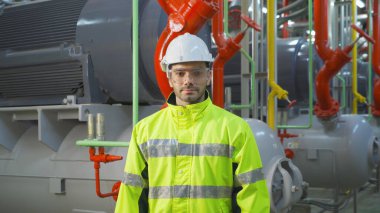 Bir mühendis ya da işçi, webcam konferansında konuşan insanlar, endüstri fabrikasında çalışan. Soğutma kulesi ya da soğutma kulesi. Sistem çalışması makine boru hatları. Havalandırma
