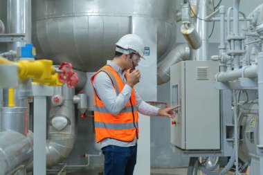 Mühendis ya da işçi, fabrikada çalışan insanlar. Soğutma kulesi ya da soğutma kulesi. Sistem çalışma makinesi. Yoğunlaştırıcı Su Kaynakları ve geri dönüş hatları. Havalandırma sıkıştırıcısı.