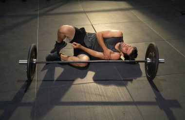 Orta Doğulu bir adam kazadan bayılmış ya da bayılmış. O yerde yatıyor. Jimnastik salonunda kas gücü antrenmanı. Spor malzemeleriyle egzersiz yap. İnsanların yaşam tarzı. Acıdı.