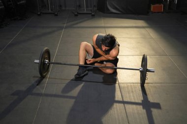Orta Doğulu bir adam bir kazada yaralandı ve acı çekti. Jimnastik salonunda kas gücü antrenmanı. Spor malzemeleriyle içeride egzersiz yap. Atletik. İnsanların yaşam tarzı. Ağrı ya da kramplar.