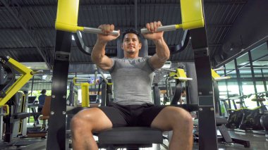 Güçlü beyaz adamın portresi fitness ekipmanı kullanıyor, egzersiz yapıyor, spor yapıyor ve spor salonunda ya da spor kulübünde spor yapıyor. Eğlence için. Yaşam tarzı aktivite insanları.