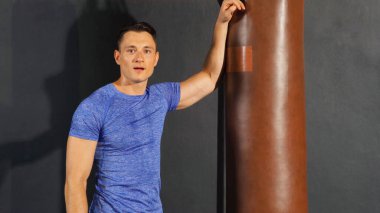 Beyazların güçlü portresi webcam grup görüntülü konferansında arkadaşlarıyla spor salonu antrenmanında internetteki boks kulübü antrenmanında konuşuyor. Spor. İnsanların yaşam tarzı.