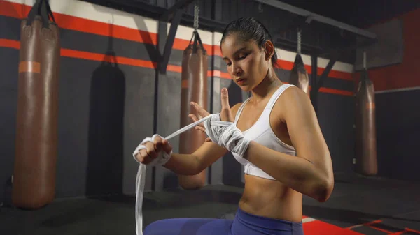 強力なアジアの女性は トレーニングジムフィットネスセンターでボクシングスポーツクラブワークアウトでロープ 戦闘パンチで手包装を行っています 屋内スポーツ用具を練習しなさい 人々の暮らし — ストック写真