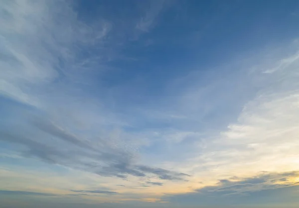 Чистое Голубое Небо Белыми Пушистыми Облаками Полдень День Настал Абстрактный — стоковое фото