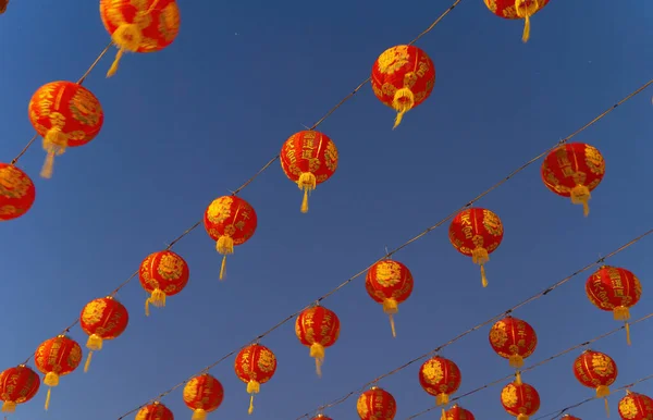 Червоні Китайські Ліхтарі Висять Дротах Храмі Китайського Міста Китайському Новорічному — стокове фото