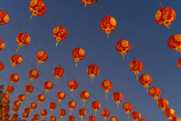Красные Китайские Фонари Висят Проволоке Наружные Лампы Храме Китайского Города — стоковое фото