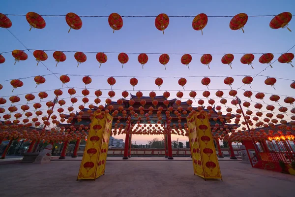 Lanternas Chinesas Vermelhas Penduradas Lâmpadas Arame Livre Templo China Decoração — Fotografia de Stock