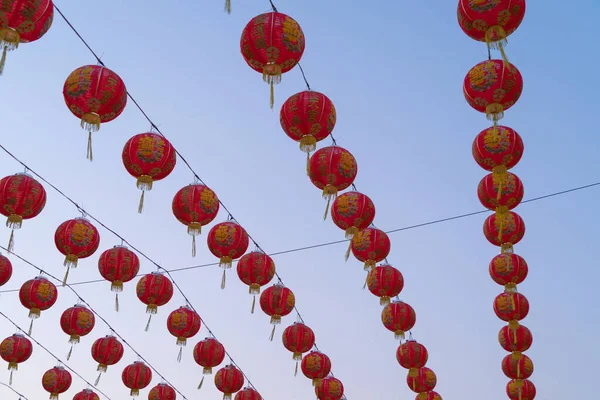 中国の寺院でワイヤー屋外ランプにかかっている赤い中国の提灯アジアの夜の背景に青空と中国の旧正月の祭り文化に町の装飾 — ストック写真