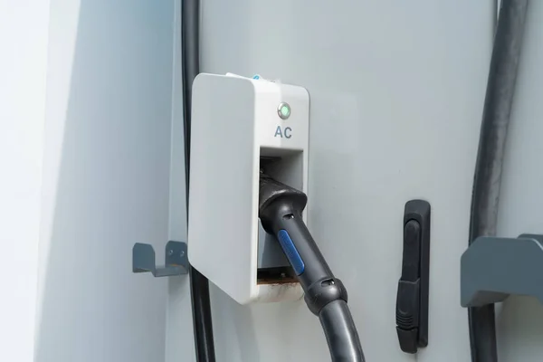 Ev車の充電器や電気自動車の駅からケーブルで手を引く ガスステーションで接続されたケーブル 代替のエコ環境を充電する電源バッテリー将来の技術革新 — ストック写真