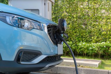 EV araba şarj aletini ya da elektrikli aracı fişe takıyorum. Benzin istasyonuna kablo bağlantısı, enerji arzı bataryası alternatif sürdürülebilir çevre dostane gelecekteki teknoloji enerjisi yeniliği şarj ediyor