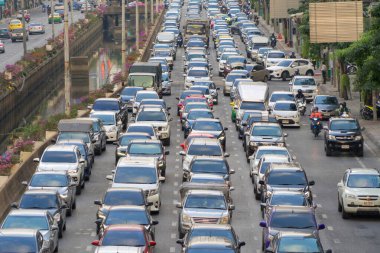 Yoğun trafik sıkışıklığı olan kalabalık kalabalık otoyol caddesinde Bangkok 'ta köprü üzerinde, Asya' da şehir merkezinde, Tayland 'da. Kavşak. Sathorn 'da geçiş kapısı. sürücü sıkışıklığı