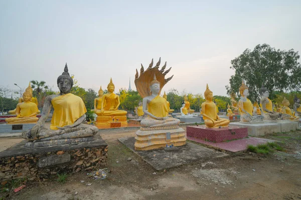 Řada Soch Buddhy Staré Trosky Chrámu Wat Phai Rong Wua — Stock fotografie