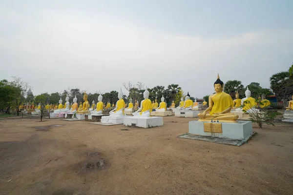 Fila Estátuas Buda Ruínas Velhas Templo Wat Phai Rong Wua — Fotografia de Stock