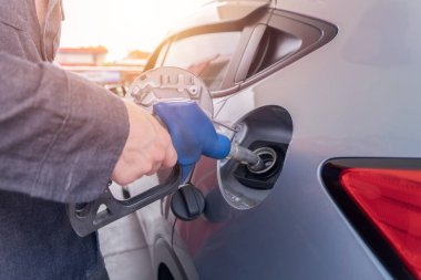 Benzin istasyonundaki araba yakıtlama işlemini kapat, petrol ve enerji taşımacılığı iş hizmetleri konseptinde yakıt ikmali yap. Görev işi.