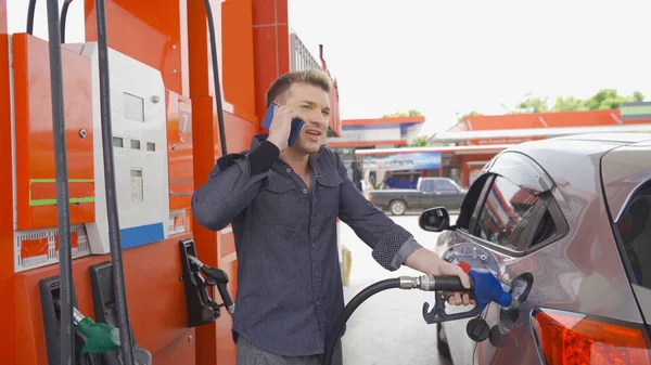 Uomo Caucasico Gente Occupato Cliente Riempiendo Carburante Utilizzando Pompa Benzina — Foto Stock