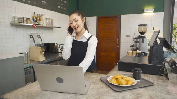 Portrait Asian Woman Barista People Apron Talking Phone Working Online — Stock Photo, Image