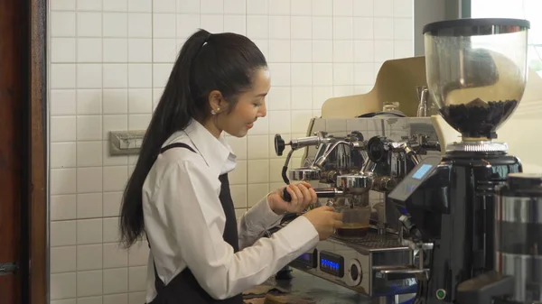 Portret Młodej Azjatyckiej Pracowniczki Baristki Fartuchu Parzącej Kawę Przy Użyciu — Zdjęcie stockowe