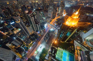 Tayland 'ın başkenti Skyline' ın havadan görüntüsü. Finansal bölge ve Asya 'nın akıllı kentsel kentindeki iş merkezleri. Geceleri gökdelen ve yüksek binalar.